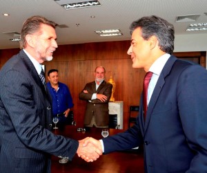 O governador Beto Richa recebeu em seu gabinete, no Palácio Iguaçu, os prefeitos de União da Vitória, Pedro Ivo Ilkiv e de São Mateus do Sul, Clovis Ledur, o presidente da Compagas, Fernando Ghignone, os deputados: Luciano Pizzatto, Alexandre Curi e Hussein Bakri. N/F: prefeito de União da Vitória, Pedro Ivo Ilkiv Curitiba, 29-01-15. Foto: Arnaldo Alves / ANPr.
