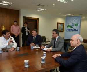 Assinatura de contrato com o governador Beto Richa