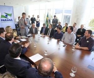 Governador Beto Richa entrega à Petrobras a licença ambiental prévia para ampliação da atividade de industrialização de xisto, pesquisa tecnológica e coprocessamento de xisto com pneus usados e borrachas similares. Presentes na solenidade: a vice governadora, Cida Borghetti, o prefeito de São Mateus do Sul, Clovis Genésio Ledur, representante da Petrobras, José Alexandrino Machado, o secretário de Meio Ambiente e Recursos Hídricos, Ricardo Soavinski, secretário Chefe da Casa Civil, Eduardo Sciarra, presidente do IAP, Luiz Tarcísio Mossato Pinto, os deputados Hussein Bakri, Alexandre Curi, Maria Vitória e Marcio Nunes. Curitiba, 18-02-16. Foto: Arnaldo Alves / ANPr.