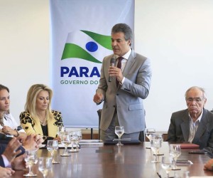 Governador Beto Richa entrega à Petrobras a licença ambiental prévia para ampliação da atividade de industrialização de xisto, pesquisa tecnológica e coprocessamento de xisto com pneus usados e borrachas similares. Presentes na solenidade: a vice governadora, Cida Borghetti, o prefeito de São Mateus do Sul, Clovis Genésio Ledur, representante da Petrobras, José Alexandrino Machado, o secretário de Meio Ambiente e Recursos Hídricos, Ricardo Soavinski, secretário Chefe da Casa Civil, Eduardo Sciarra, presidente do IAP, Luiz Tarcísio Mossato Pinto, os deputados Hussein Bakri, Alexandre Curi, Maria Vitória e Marcio Nunes. Curitiba, 18-02-16. Foto: Arnaldo Alves / ANPr.