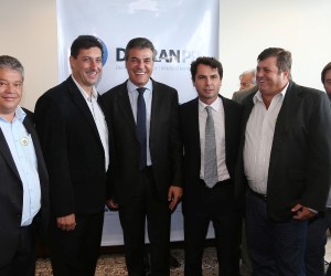 Governador Beto Richa, acompanhado do diretor do Detra-Paraná, Marcos Traad, assina ordem de execução para obras de sinalização viária em mais 47 cidades paranaenses, no valor de R$ 8 milhões. Curitiba, 01/03/2016. Foto: Orlando Kissner/ANPr