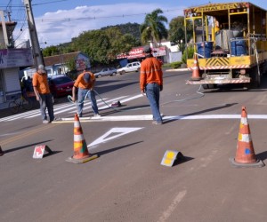 Prefeitura-de-Cruz-Machado-realiza-pintura-da-sinalizaXXXXo-de-trXXnsito-3-800x533