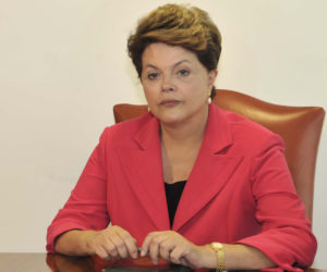 Brasília - A presidenta Dilma Rousseff recebe o presidente mundial da Renault, Carlos Ghosn, no Palácio do Planalto. Ao lado, o ministro da Ciência e Tecnologia e Inovação, Aloizio Mercadante, e o governador do Rio de Janeiro, Sérgio Cabral