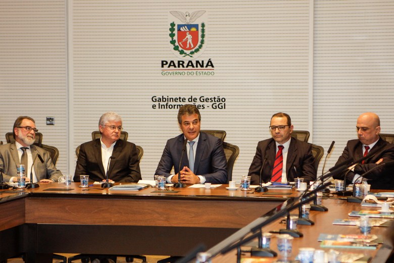Governador Beto Richa assina convênio entre a Fomento Paraná e a Associação das Emissoras de Radiodifusão do Paraná (AERP), para que as emissoras façam a migração da faixa AM para a freqüência FM. Participaram do ato os secretários da Comunicação Social, Márcio Villela; da Casa Civil, Valdir Rossoni; o diretor-presidente da Fomento Paraná, Juraci Barbosa; o presidente da AERP, Carlos Alexandre Rocha Barros, deputados e representantes de emissoras de rádio. Curitiba, 02/07/2016. Foto: Pedro Ribas/ANPr