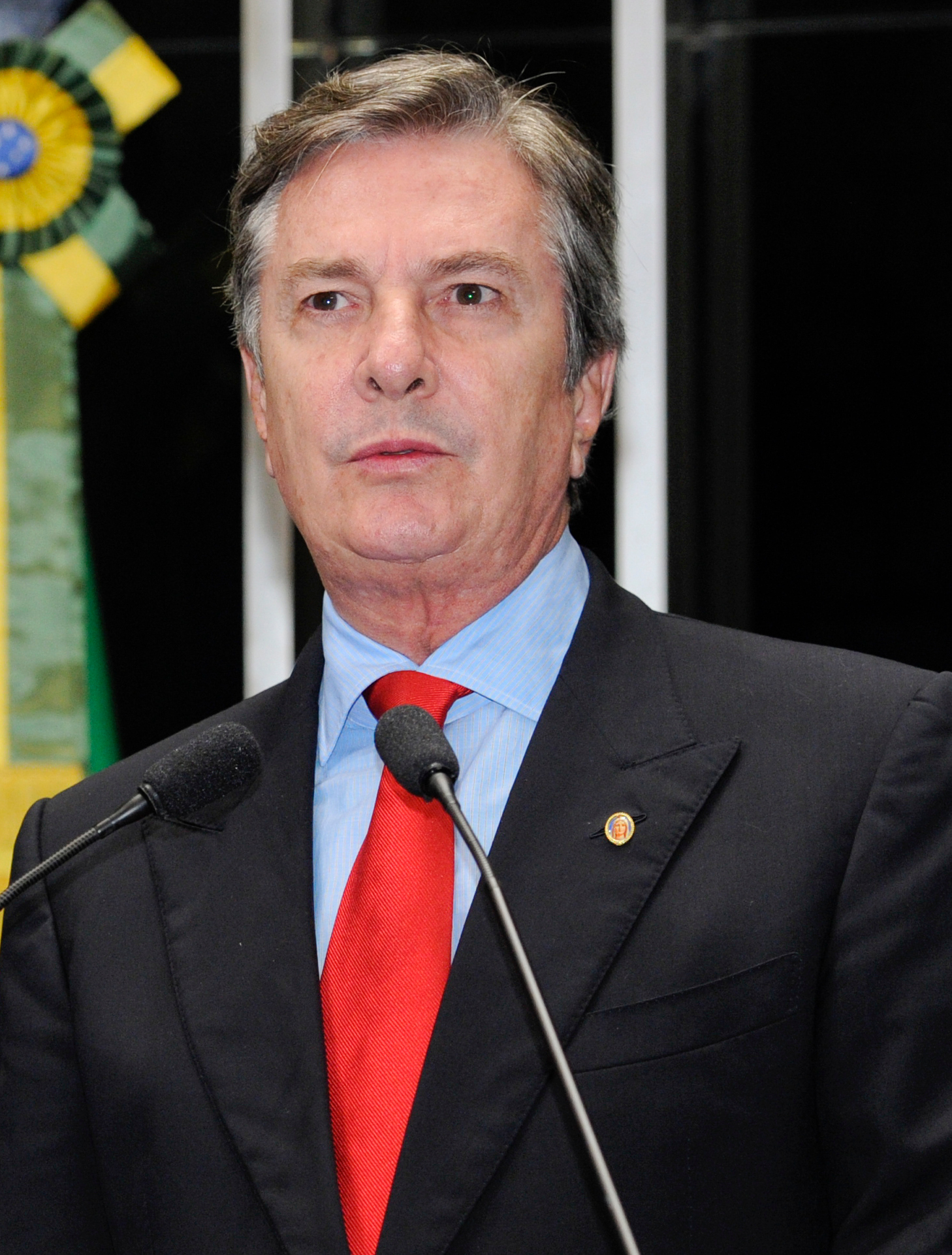 Senador Fernando Collor (PTB-AL) em pronunciamento na tribuna do plenário do Senado Federal durante sessão extraordinária