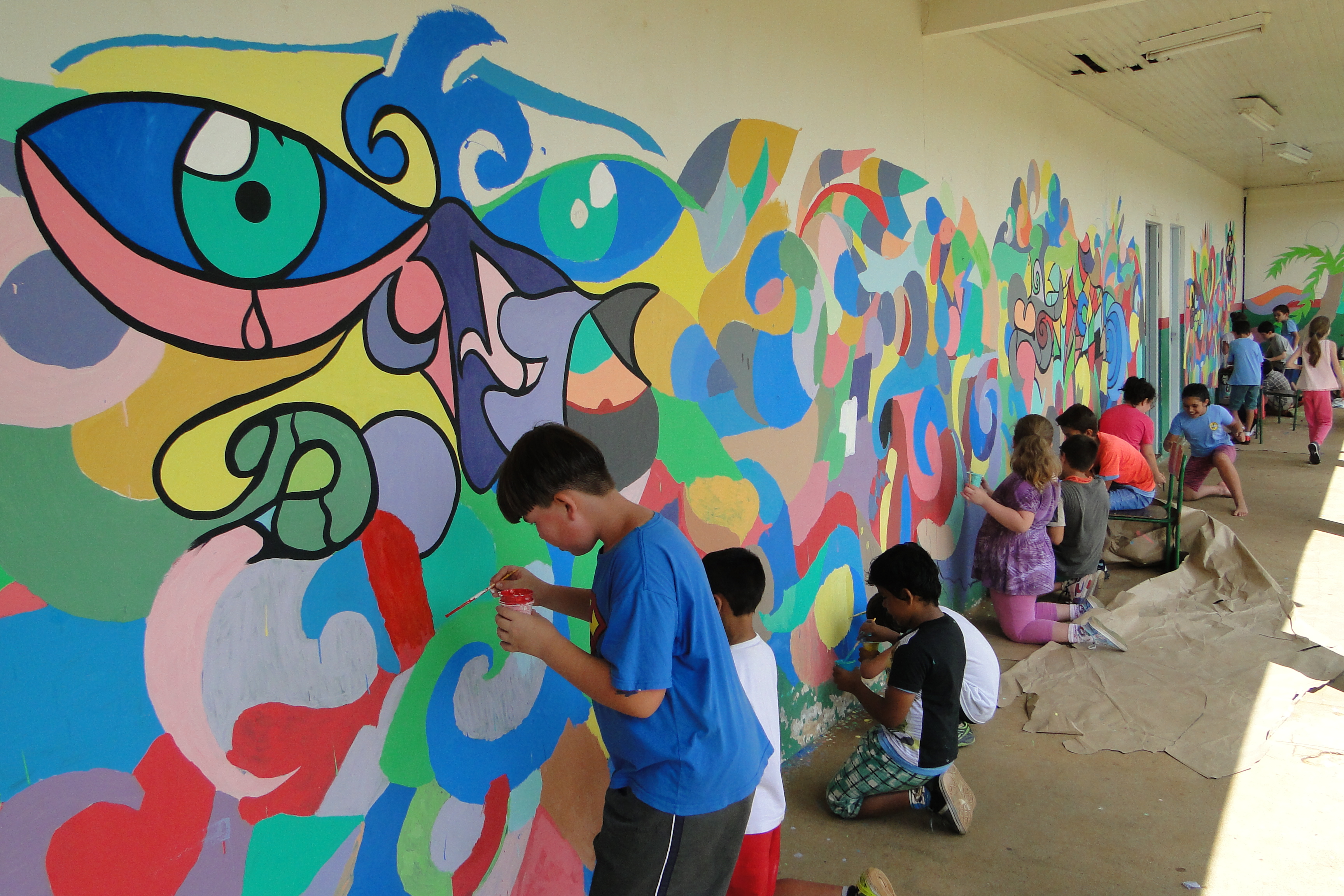 Estudantes transformam espaço escolar com pinturas de jogos educativos