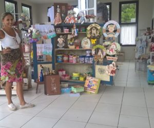 Adriane Pigatto abre um largo sorriso e vibra com cada peça em que mostra para o público no Portal do Artesanato. (Fotos: Wannessa Stenzel)