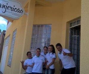 Juliana Pasqualin de Souza juntamente dos colegas de trabalho