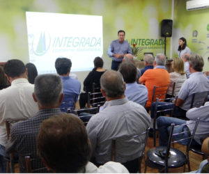 O Instituto Ambiental do Paraná (IAP) promoveu uma reunião técnica, nessa sexta-feira (31), sobre a “Importância do planejamento das cidades em relação ao Licenciamento, a Fiscalização e a Qualidade Ambiental”. A reunião realizada na Expolondrina, com da cooperativa Integrada, contou com a participação de prefeitos da Associação dos Municípios do Médio Paranapanema (Amepar), o apoio do Instituto de Terras, Cartografia e Geologia do Paraná (ITCG) e promotores do Ministério Público Estadual. Londrina, 31/03/2017. Foto: Samuel Cantador/IAP