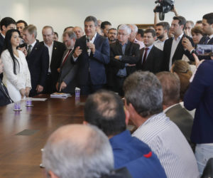 O governador Beto Richa recebeu no Palácio Iguaçu, prefeitos de 65 municípios, de diferentes regiões do Paraná para solicitar autorização a pedidos de financiamentos, junto ao Governo do Estado, para investimentos nas cidades.  Curitiba, 11-04-17 Foto: Arnaldo Alves / ANPr.