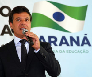 O governador Beto Richa e o secretário estadual da Educação e vice-governador, Flávio Arns, apresentaram nesta segunda-feira (28), no Palácio Iguaçu, o pacote de R$ 52 milhões para melhoria e modernização na infraestrutura escolar para o início do ano letivo, que beneficiará 98% das escolas do Estado. O governador  também homologou a licitação, destinando R$ 32 milhões para aquisição de produtos da agricultura familiar para a merenda escolar, e entregou sete conjuntos de implementos agrícolas (trator, arado e roçadeira) para os cursos técnicos dos Centros Estaduais de Educação Profissional e Colégios Agrícolas. Curitiba, 28.01.2013. Foto: Jonas Oliveira / ANPr