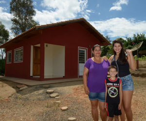 Entrega de 27 casas rurais para famílias de Joaquim Távora. Na foto: Luiza Rosa Manoel com os filhos Ana Karolina e Gustavo na frente da casa nova.