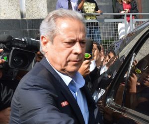 O ex-ministro da Casa Civil José Dirceu após assinar na Vara de Execuções Penais do Distrito Federal o termo que autoriza a cumprir prisão no regime aberto (Fabio Rodrigues Pozzebom/Agência Brasil)