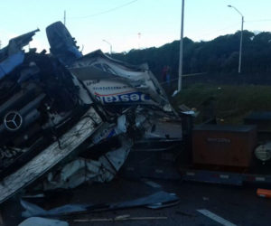 Motorista do caminhão morreu após tombamento (Fotos: Divulgação PRF) 