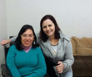 Autodefensora Rosa Maria Silva e a diretora da escola Lorena Scheffer Redolfi 