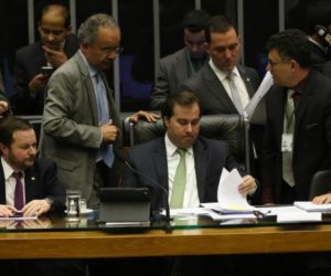 O deputado Vicente Cândido, relator da reforma política,e o presidente da Câmara, Rodrigo Maia, durante sessão para votar a PECFabio Rodrigues Pozzebom/Agência Brasil