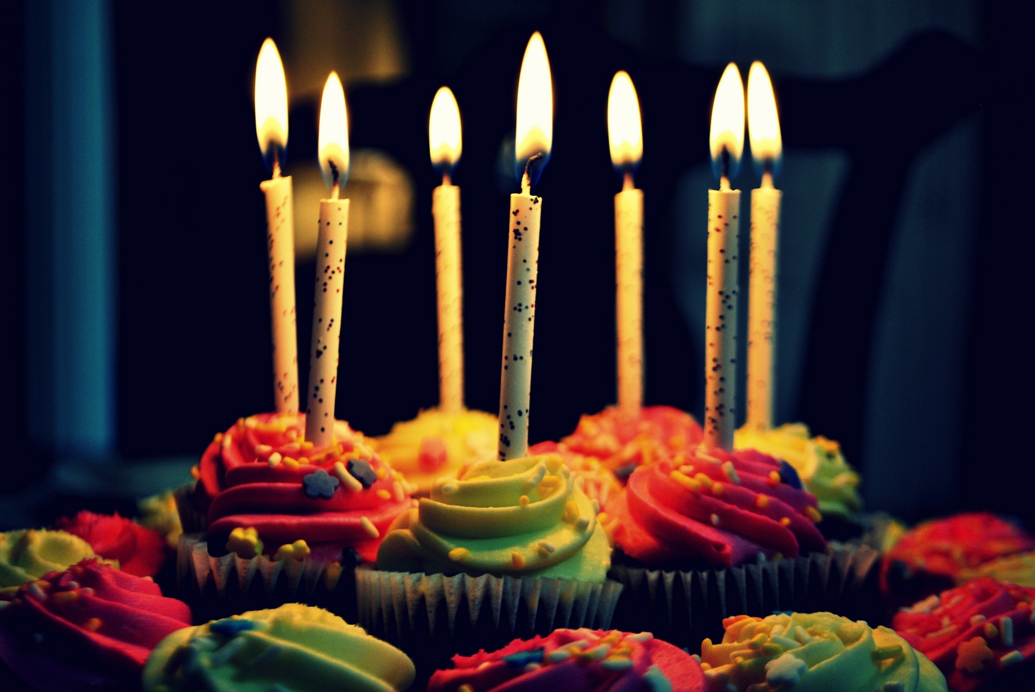 Cake candle. Красивый торт со свечами. Тортик со свечами. Свечи для торта. Свеча в торт "с днем рождения".