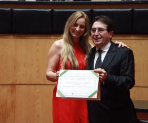 Deputado Antônio Aguiar e a esposa do médico homenageado, Angelita 