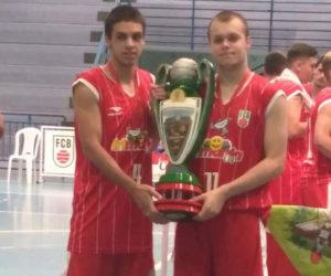 Vinicius Henrich e Edgar Kuritza com o troféu de vice-campeão