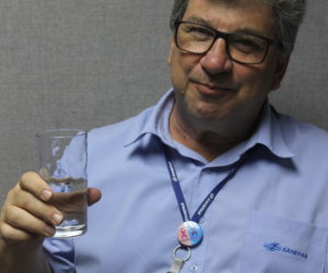 Gerente Bolivar bebe água da Sanepar: uso e consumo consciente