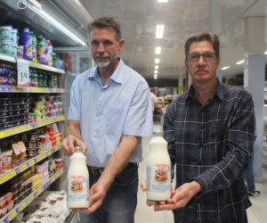 Pedro Ivo e Claudio Zeizer, seu sócio, apresentam o leite tipo A nas duas versões para venda. “É realmente um leite fresco, direto da fazenda”