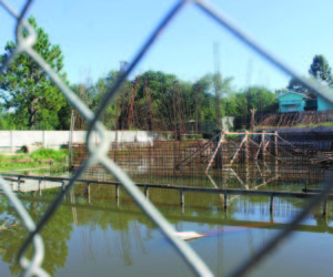 Enquanto a obra do ETE de São Cristóvão continua embaixo da água, o povo continua sem saneamento básico