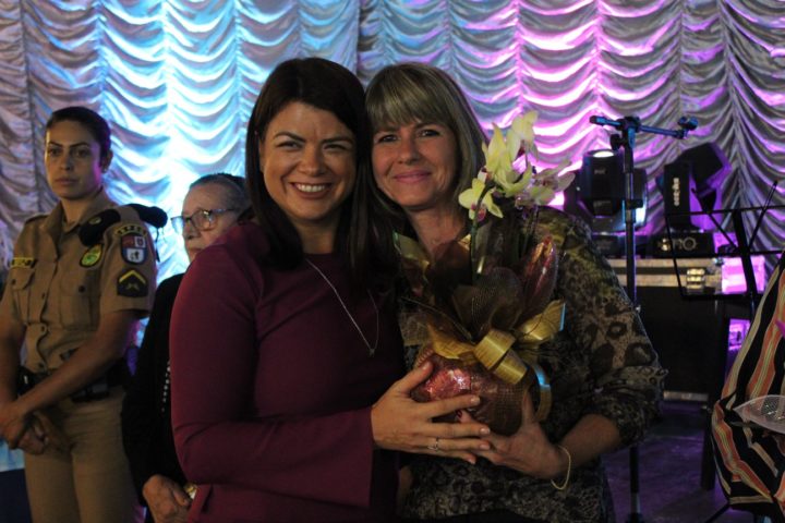 Carla Wilhelms (à direita) com a primeira dama Ana Cláudia Roveda. (Foto: Assessoria).