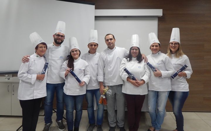 Formandos acompanhados do Instrutor e Chef Caio Abrão. (Foto: Divulgação).