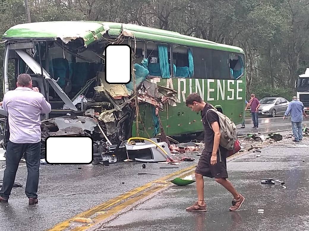 VÍDEO: Acidente Entre Carreta E ônibus Mata Quatro Pessoas Na BR-470