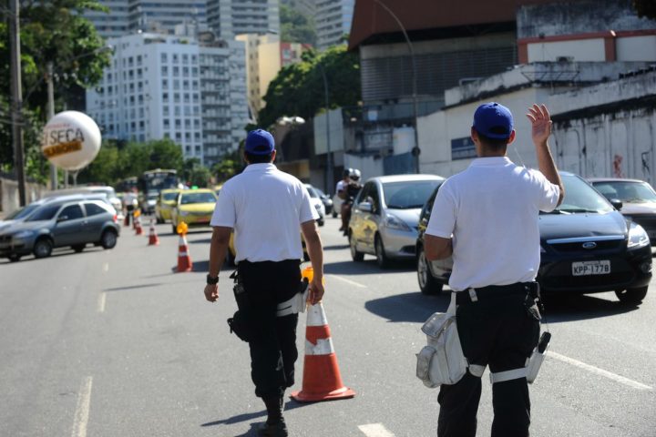 Operação Lei Seca fiscaliza motoristas nas tardes de quinta a domingo, em pontos estratégicos na saída de praias, durante o verão. Na foto, agentes atuam próximo à praia de Copacabana (Fernando Frazão/Agência Brasil)