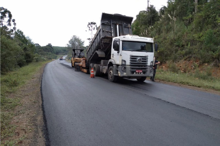 Recapeamento da rodovia PR-170, trecho Entr. BR-153(Jangada do Sul) - Bituruna. Executados 25 km do total de 46,27 km. (Foto: Divulgação DER/SEIL).