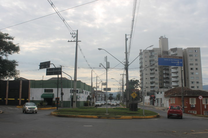Próximo a ponte férrea, no centro de União da Vitória: trânsito é intenso  (Fotos: Mariana Honesko).