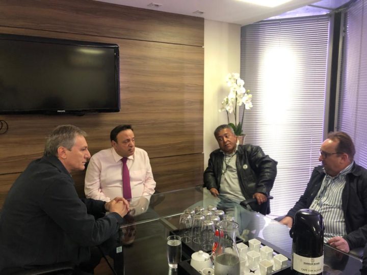 Alcione Giaretton (Setor de Obras da Fundepar), Hussein Bakri, Juvenal Pereira (Monitor do Mãos Amigas) e Nabor Bettega Junior (Coordenador do Mãos Amigas) (Foto: Assessoria Deputado Hussein Bakri).
