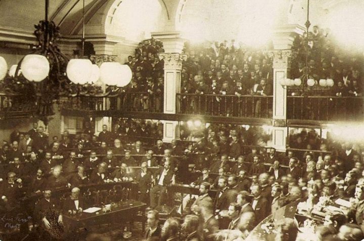 Senadores votam a abolição da escravatura, em maio de 1888, observados por uma multidão (no andar de cima e no térreo, ao fundo) (Foto: Antônio Luiz Ferreira).