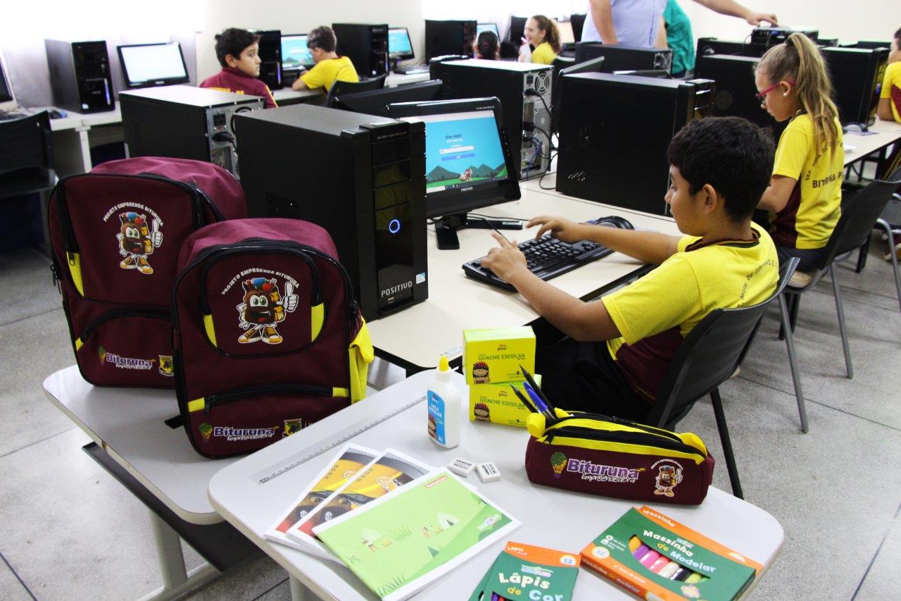 Biturunecas são trocadas por materiais escolares na rede municipal (Foto: Karoline Fogaça).
