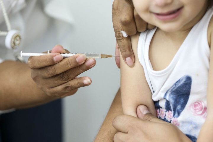 Campanha Nacional de Vacinação contra o Sarampo tem como meta vacinar 2,6 milhões de crianças (Foto: Marcelo Camargo/Agência Brasil).