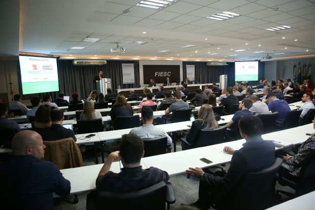 Anúncio do edital na abertura do evento (Fotos: Assessoria Governo de Santa Catarina).