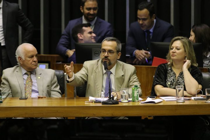 O ministro da Educação, Abraham Weintraub, na Câmara dos Deputados  para detalhar como será feito o bloqueio de verbas de universidades públicas e institutos federais (Foto: Agência Brasil).