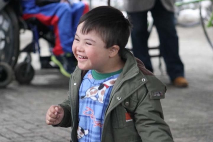 Pequeno Nicolas encantou que passou pela Praça. (Foto: Ricardo Silveira).