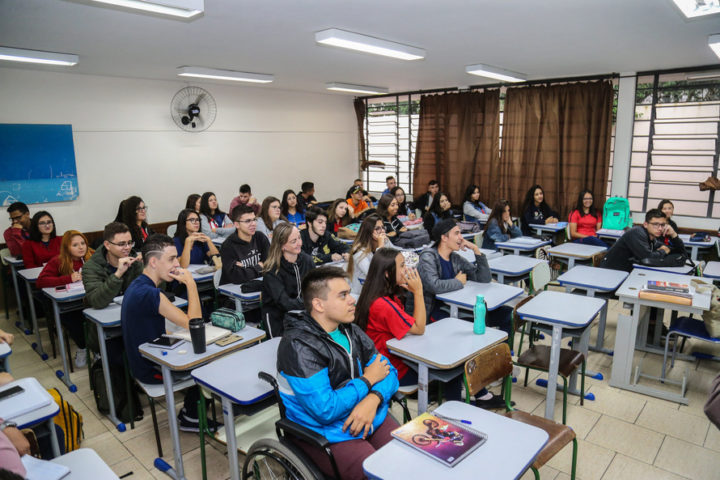 O secretário de Educação Renato Feder em visita na Escola Estadual São Cristóvão no início do ano letivo (Foto: Geraldo Bubniak/ANPr).