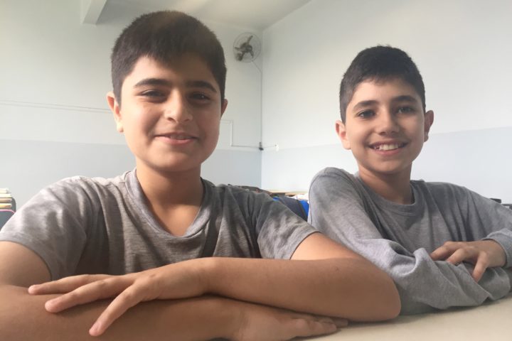 Em 2015, a família dos primos Eili Al Housh, 12 anos, e Daniel Al Saad, 11 anos, deixaram a cidade de Damasco, na Síria, fugindo da guerra civil, e vieram ao Brasil em busca de um recomeço (Foto: Divulgação SEED).