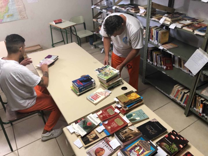 O Paraná atingiu em março a marca de 47,72% dos presos fazendo algum tipo de atividade educacional, segundo o Departamento Penitenciário (Depen-PR). O índice é consideravelmente superior a fevereiro, quando o Estado fechou com 36,3% e alcançou o segundo lugar entre as unidades da federação, perdendo apenas para o Piauí (40%). (Foto:José Fernando Ogura/ANPr).