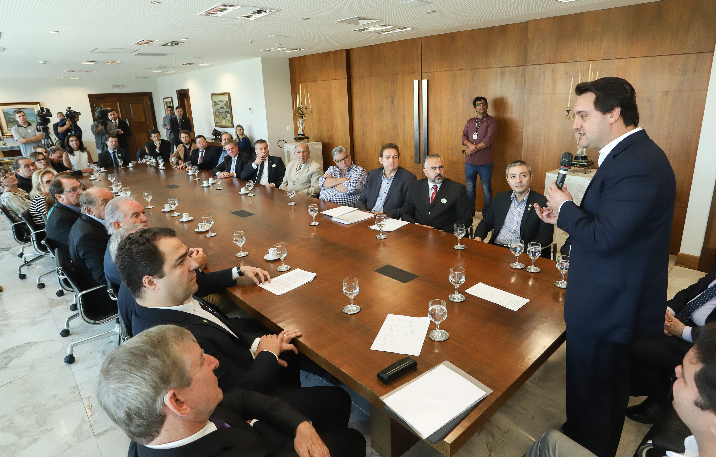 Governador Carlos Massa Ratinho Júnior, assina decreto que concede benefícios fiscais. (Foto: Rodrigo Felix Leal/ANPr).