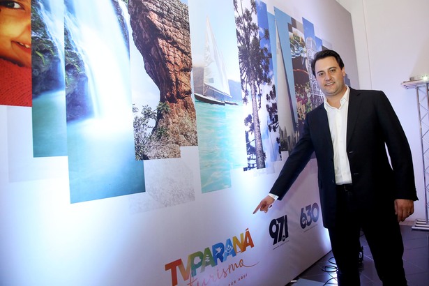 O governador Calos Massa Ratinho Junior visitou os estúdios no lançamento da TV Paraná Turismo (Foto: Jaelson Lucas / ANPr).