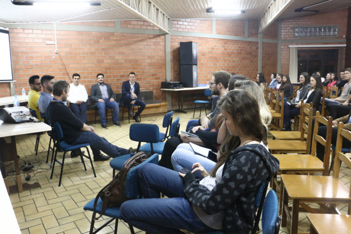 O evento foi realizado na Associação dos Engenheiros, Arquitetos e Agrônomos do Vale do Iguaçu (AEAVI) (Foto: Assessoria Uniuv).