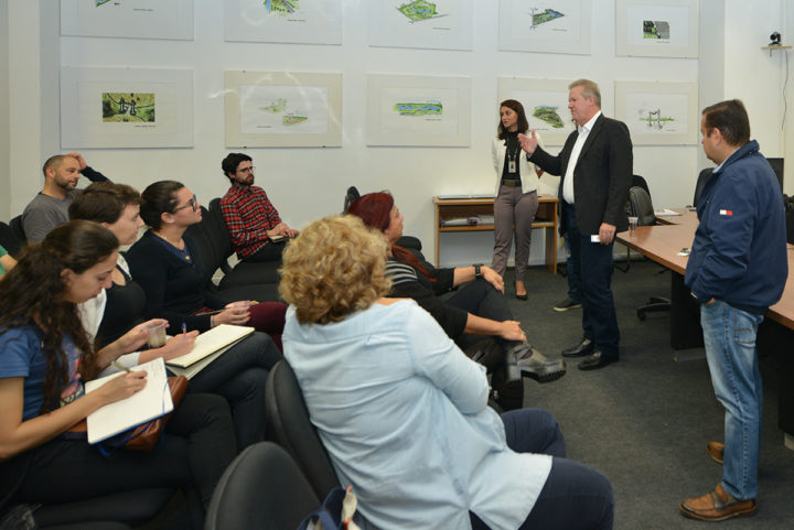 Alunos e professores do curso de pós-graduação em Geografia da Universidade Federal do Paraná (UFPR) visitaram a sede da Cohapar nesta terça-feira (Foto: Assessoria Cohapar).