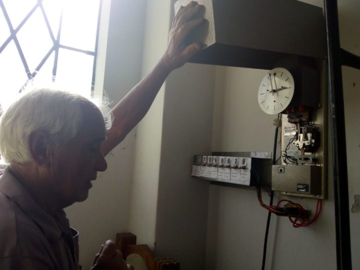Altamiro Lisboa é voluntário há mais de 25 anos: para ele, acertar os ponteiros é prazeroso (Fotos: Mariana Honesko).