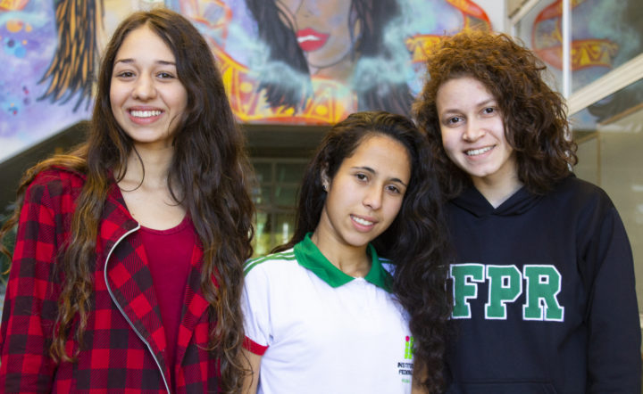 Sarah Tomal, Larissa Assis e Beatriz Silveira, estudantes criadoras do projeto O Grito da Alma (Foto: Divulgação/IFPR).
