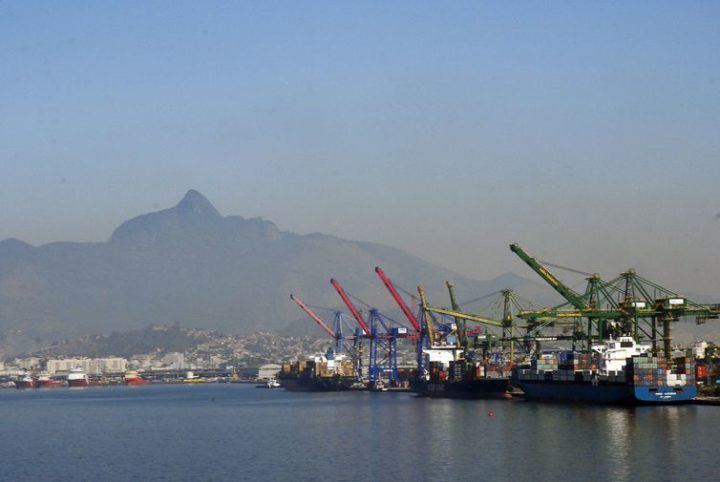Produtos são exportados, em sua maioria, por navios    (Foto: Arquivo/Tânia Rêgo/Agência Brasil).