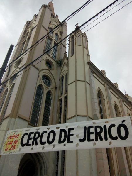 CERCO DE JERICÓ: Movimento espiritual prevê sete dias de orações (Foto: Mariana Honesko).